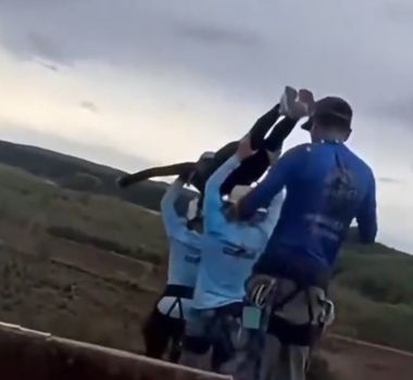 Imagem - Vídeo: Mulher morre após ser jogada de 40 metros sem cordas durante salto de rope jump