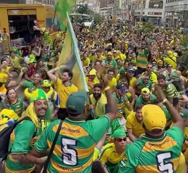 Imagem - Torcida brasileira faz festa na Times Square antes de estreia oficial da Seleção na Copa