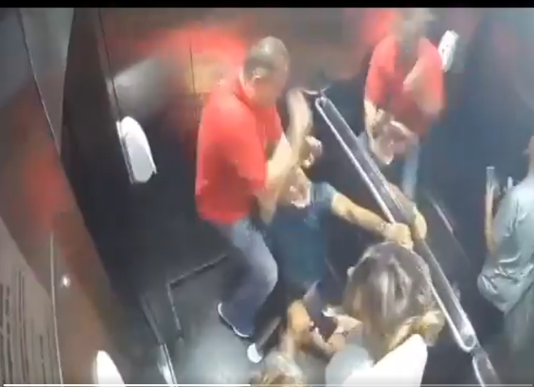 Agressão foi registrado pela câmera de segurança do elevador do prédio.