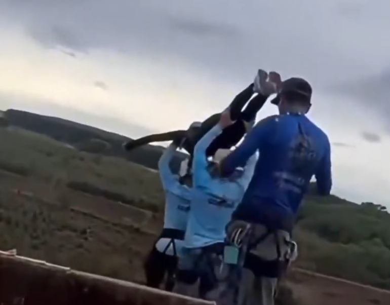 Mulher morre após ser jogada de 40 metros sem cordas durante salto de rope jump