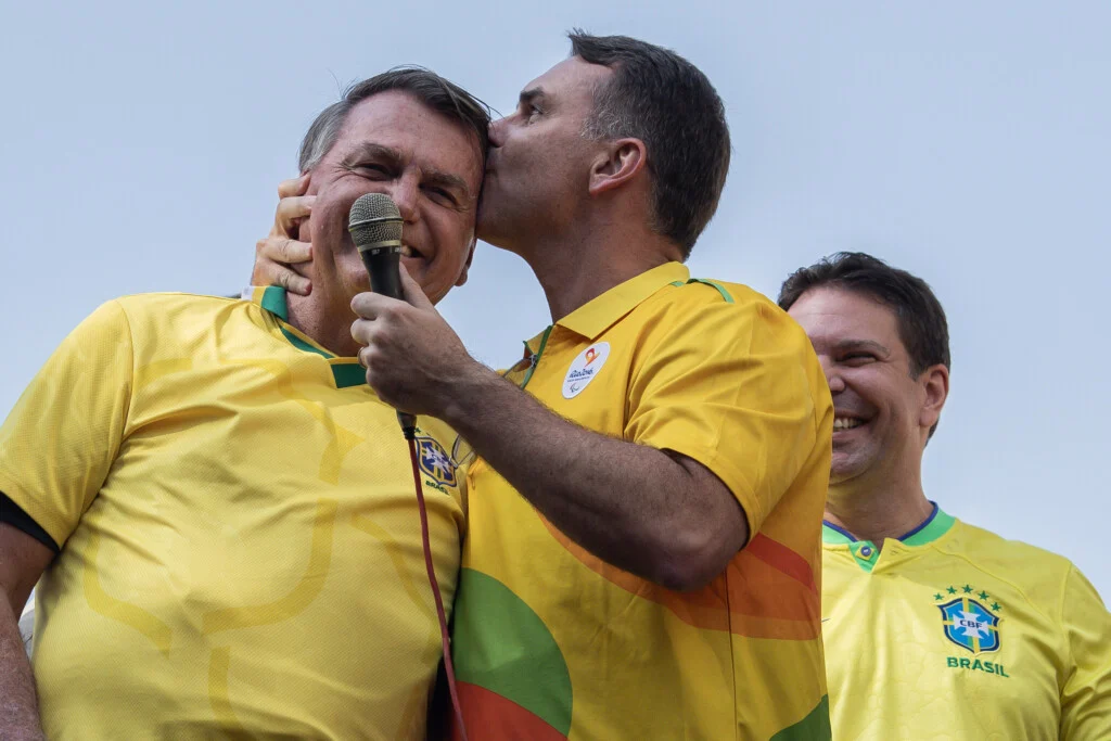 O senador Flávio Bolsonaro (PL-RJ), pré-candidato à Presidência da República, visitou o ex-presidente Jair Bolsonaro (PL) neste sábado, 13.