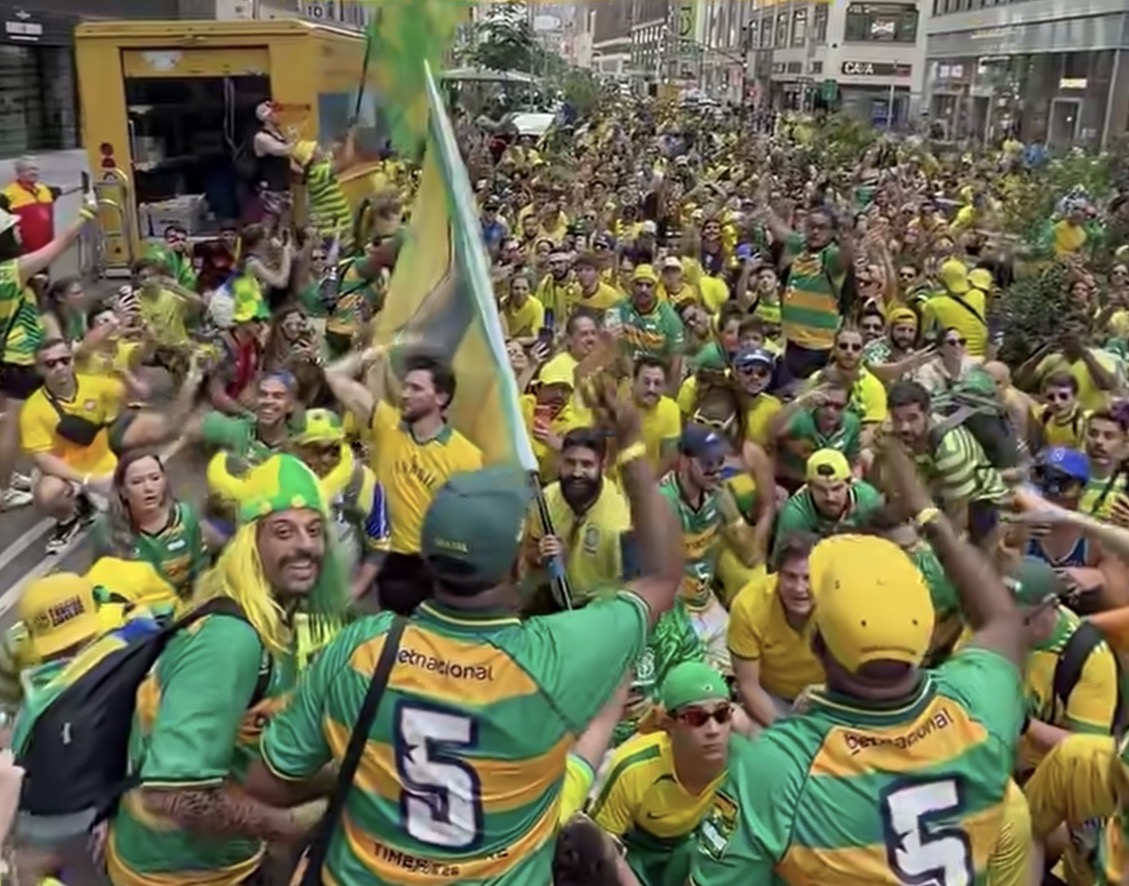 Torcida brasileira faz festa na Times Square antes de estreia oficial da Seleção na Copa