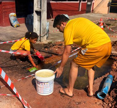 Imagem - Cratera aberta após vazamento afeta abastecimento de água no Telégrafo