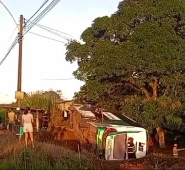 Imagem - Vídeo: Ônibus tomba em acidente na BR-316, em Santa Izabel