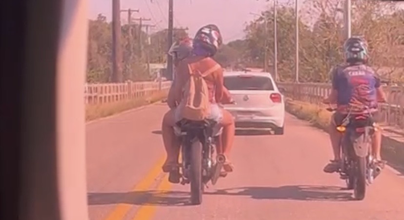 As motos estavam sem placas e os condutores faziam o chamado “grau”, quando o veículo é empinado em apenas uma roda

