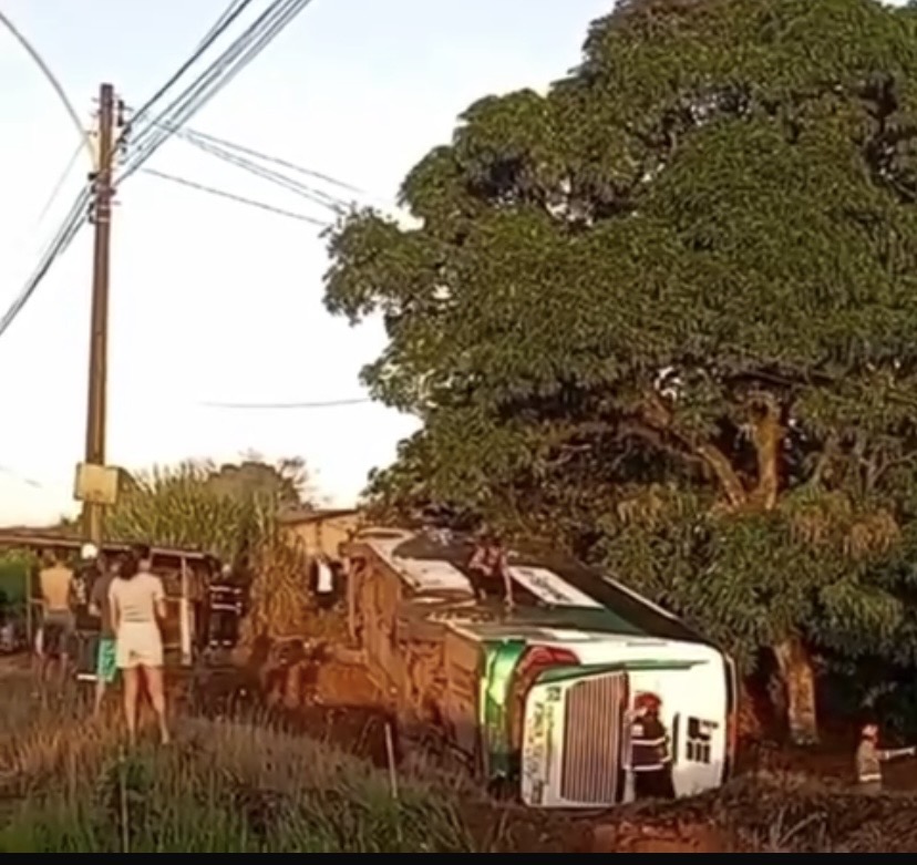 De acordo com informações iniciais, a ocorrência aconteceu antes das 7h e mobilizou atenção de quem passava pelo local