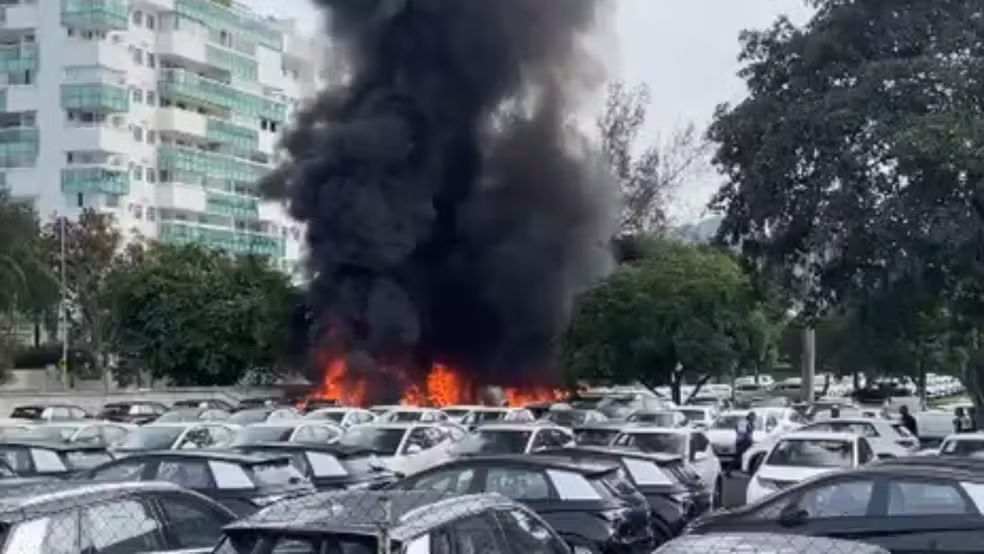 Helicópteros colidem no ar e caem em pátio da BYD deixando mortos no RJ