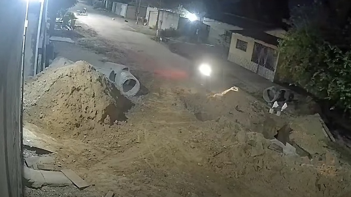 Motociclista cai em cratera durante a madrugada em Itaituba