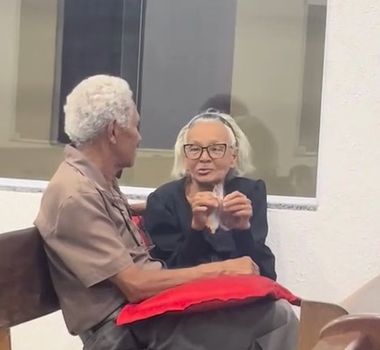 Imagem - Casal de idosos viraliza ao ser flagrado fofocando em banco de igreja