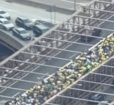 Imagem - Torcedores brasileiros transformam Ponte do Brooklyn em mar verde e amarelo durante a Copa do Mundo