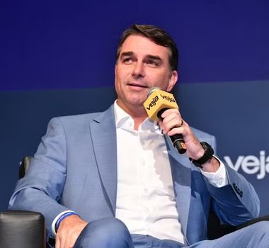 Imagem - Flávio Bolsonaro defende Bolsa Família como “direito adquirido” e isenção de IR até R$ 5 mil