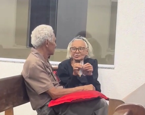 (A cena, repleta de ternura e cumplicidade, já acumula milhares de visualizações e comentários emocionados nas redes sociais.)