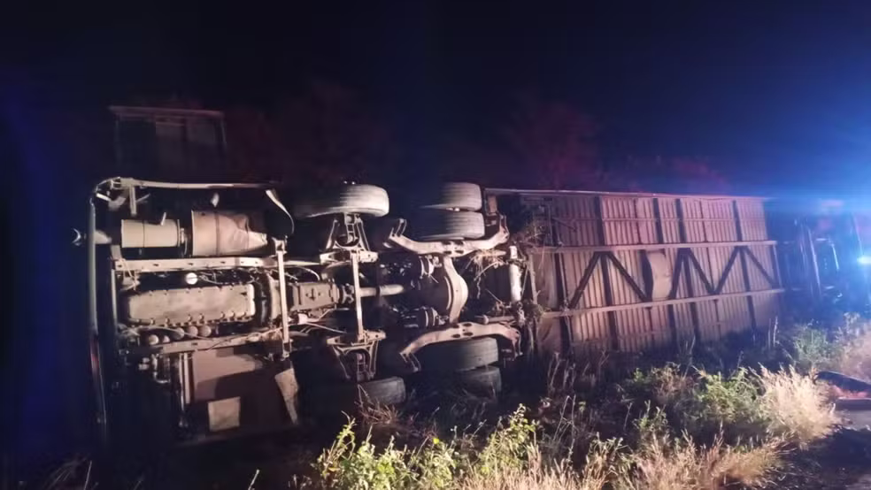 Acidente grave com ônibus de estudantes deixa sete mortos e dezenas de feridos no Ceará