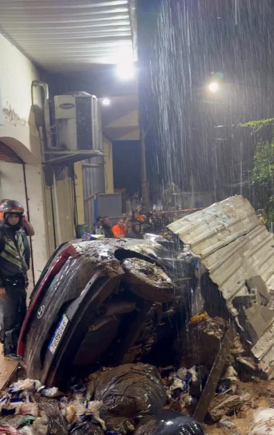 (Moradores relatam grande acúmulo de lama e dificuldades de circulação em várias ruas da comunidade.)