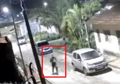 O homem aparece correndo na rua, puxando as calças. 