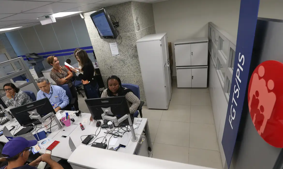 Imagem - PIS/Pasep para quem nasceu em julho e agosto é pago nesta segunda