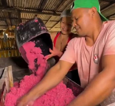 Imagem - Farinha rosa de mandioca chama atenção nas redes sociais