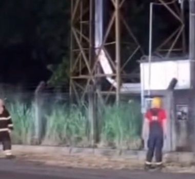 Imagem - Vídeo: Bombeiros são acionados para tirar homem do alto de torre no Pará