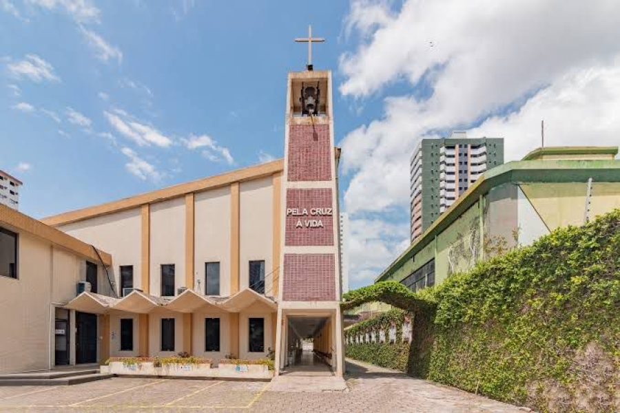 (A Paróquia Santa Cruz não divulgou a lista completa dos itens furtados nem o valor total do prejuízo.)