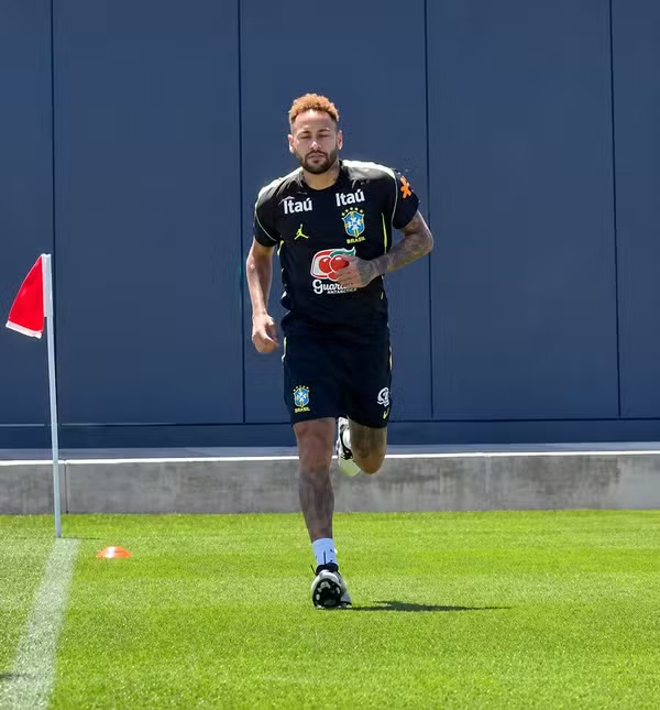Camisa 10 participou de atividade física em campo pela primeira vez desde a chegada para a Copa do Mundo, mas ainda sem contato com a bola.