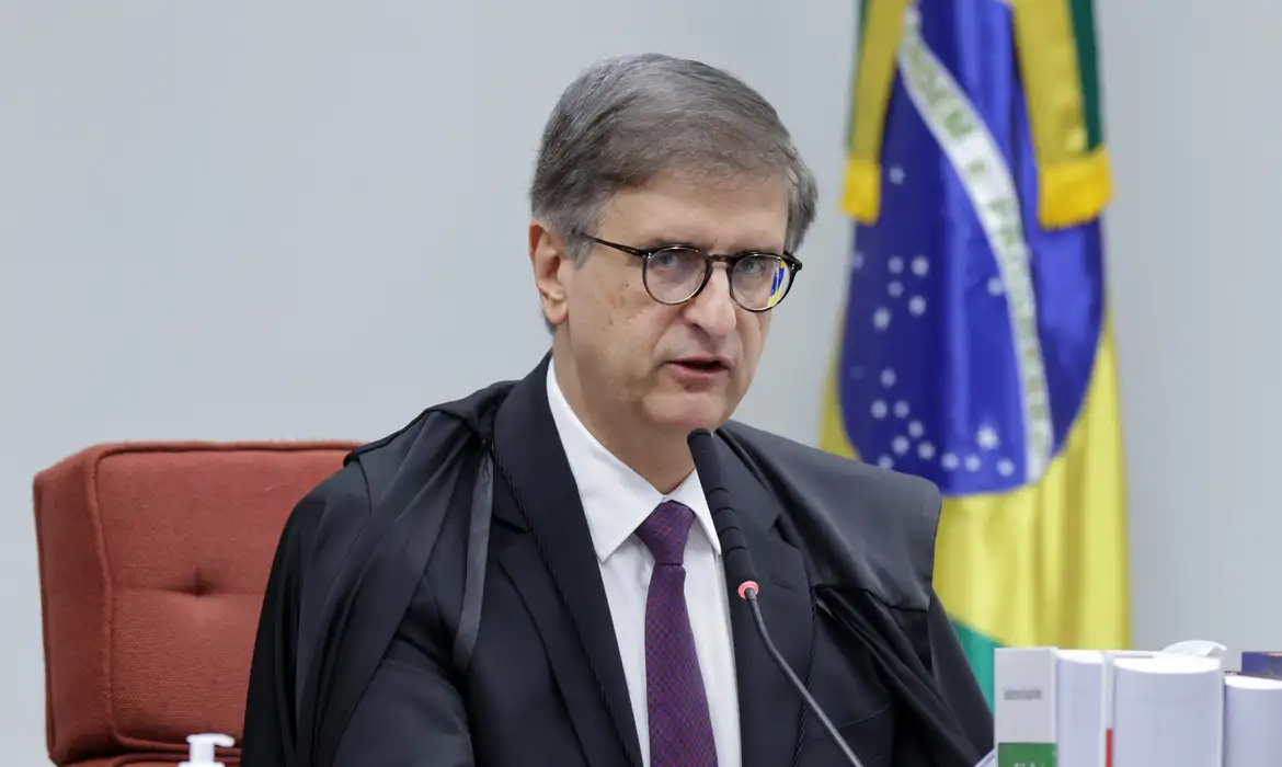 (No documento, o procurador-geral da República, Paulo Gonet, afirma que o processo já foi encerrado e não foi apresentado pela defesa do ex-presidente nenhum fato inédito para justificar mudanças na condenação.)