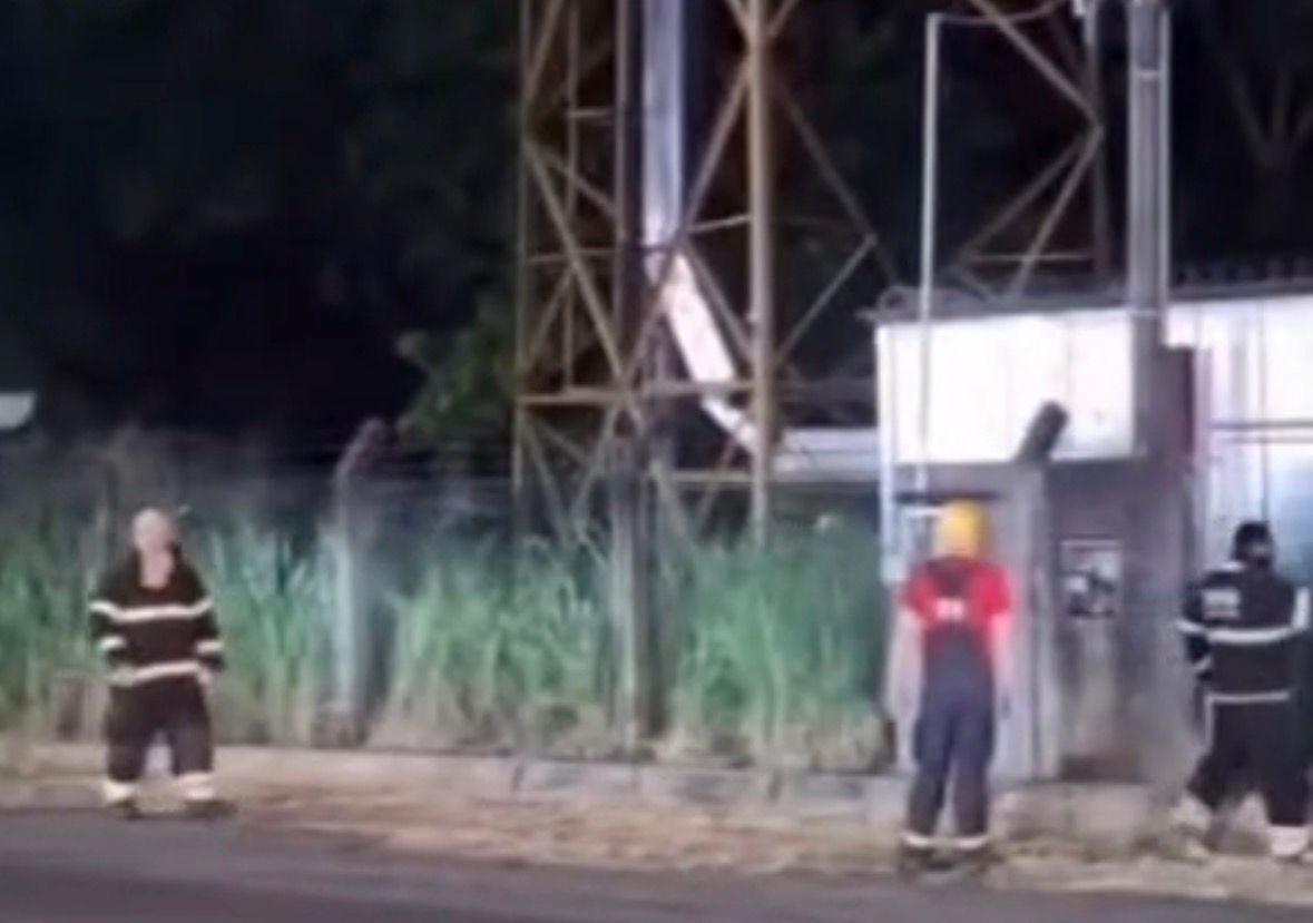 Vídeo: Bombeiros são acionados para tirar homem do alto de torre no Pará