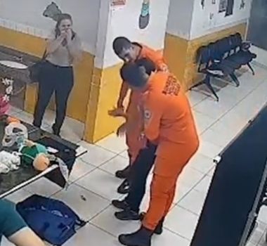 Imagem - Mulher engasga minutos após palestra sobre assunto e é salva pelos próprios bombeiros