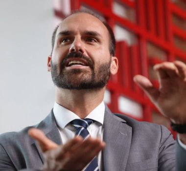 Imagem - Eduardo Bolsonaro pede ação de Trump contra Moraes após condenação no STF