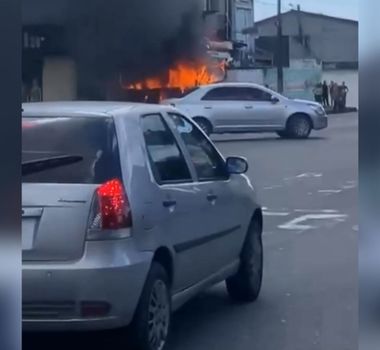 Imagem - Veículo da Equatorial pega fogo e assusta moradores, em Ananindeua