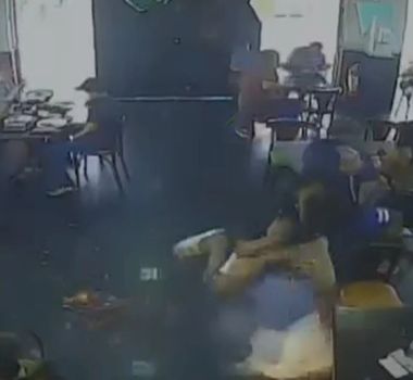 Imagem - Jovens acendem rojão dentro de lanchonete e deixam criança de 7 anos ferida no Distrito Federal