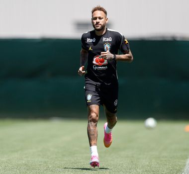 Imagem - Durante treino da Seleção, Neymar é "batizado" em corredor polonês; veja