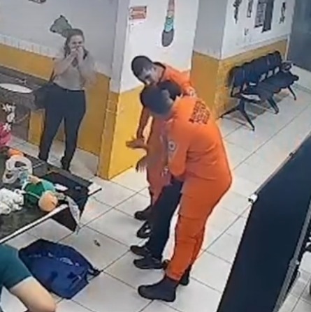 Imagem - Mulher engasga minutos após palestra sobre assunto e é salva pelos próprios bombeiros