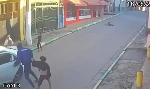 Imagens registradas por câmera de segurança mostram homem tentando colocar uma criança em um veículo; caso ainda não tem confirmação oficial.