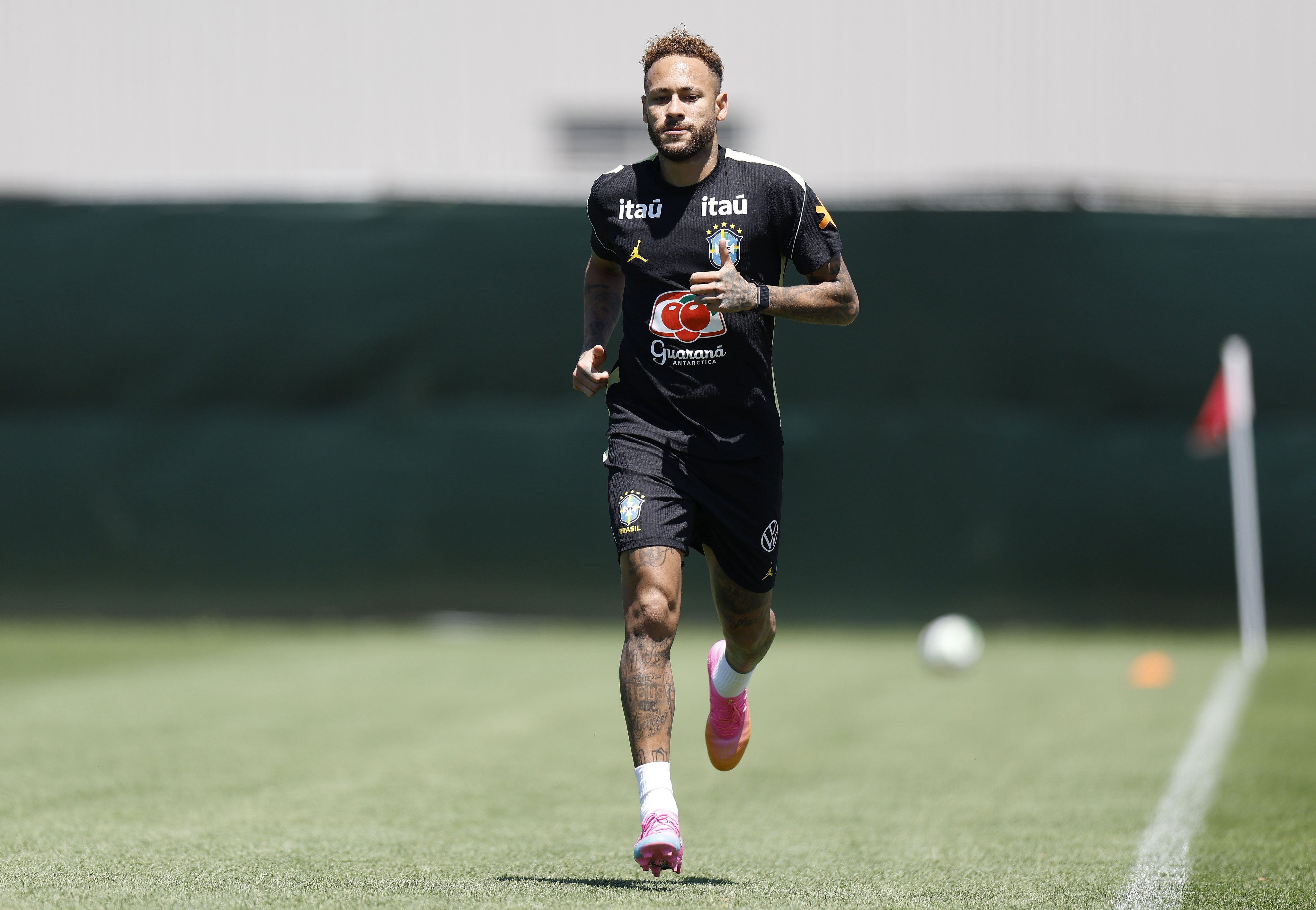 Neymar segue sendo monitorado pela comissão técnica