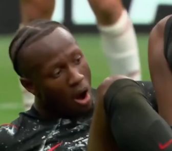 Imagem - Jogador do Canadá quebra a perna após entrada de adversário em partida contra o Cata