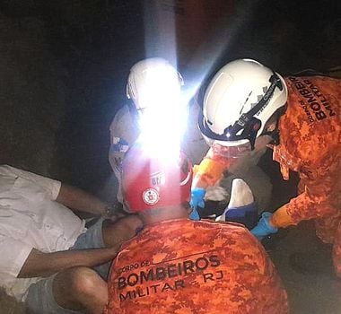 Imagem - Turista espanhol é resgatado após cair de pedra no Arpoador