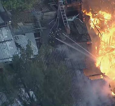 Imagem - Incêndio destrói moradias em Paraisópolis e mobiliza bombeiros na Zona Sul de SP