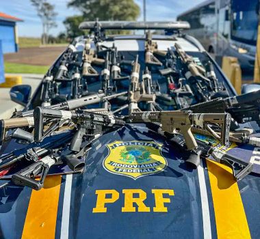 Imagem - PRF apreende fuzis e desarticula arsenal internacional na rodovia do Paraná