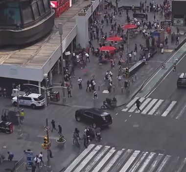 Imagem - Tiros causam pânico e correria na Times Square, em Nova York