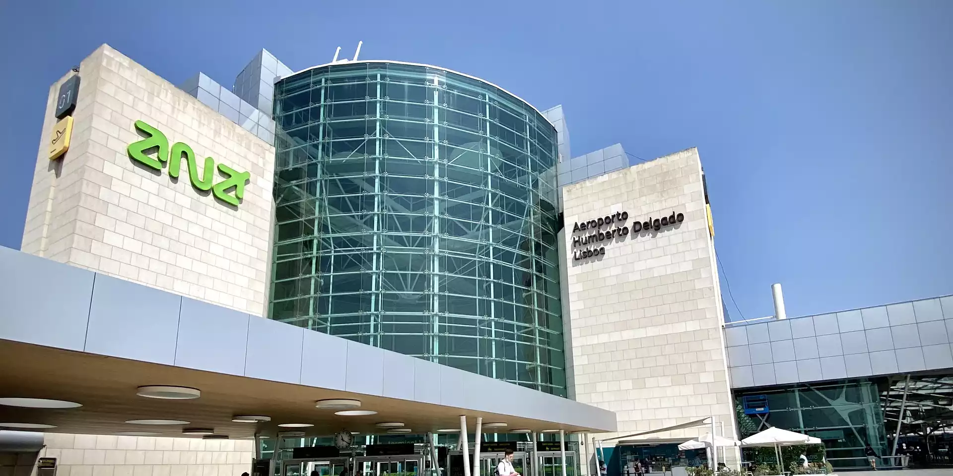 Casal é preso no aeroporto de Lisboa e bebê que viajava junto é resgatado por assistentes sociais