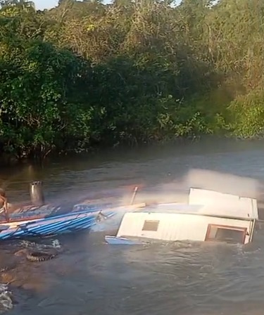 (Embarcação após o naufrágio)