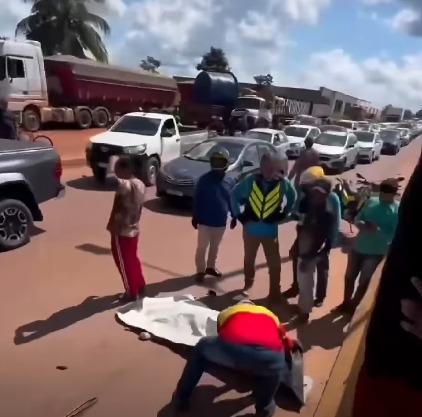(Imagens registradas por testemunhas mostram o homem chorando intensamente ao lado do corpo de Luísa, que já estava sem vida. Em um gesto de dor, ele também chutou o veículo envolvido no acidente enquanto lamentava a perda da companheira.)