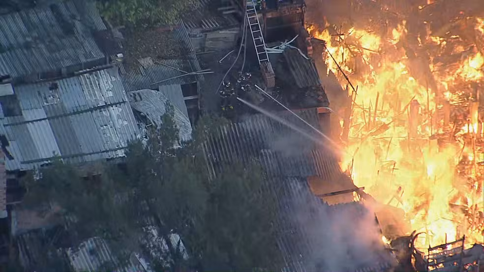 Incêndio destrói moradias em Paraisópolis e mobiliza bombeiros na Zona Sul de SP