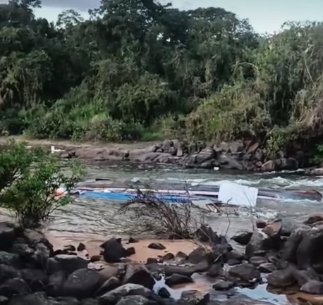 (Momento exato do naufrágio da embarcação no Rio Xingu.)