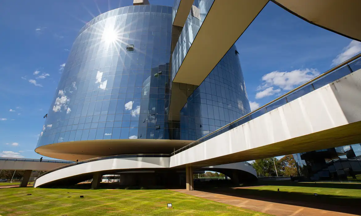 (O ministro Alexandre de Moraes, relator do caso, suspendeu a aplicação da lei até decisão final da Suprema Corte.)