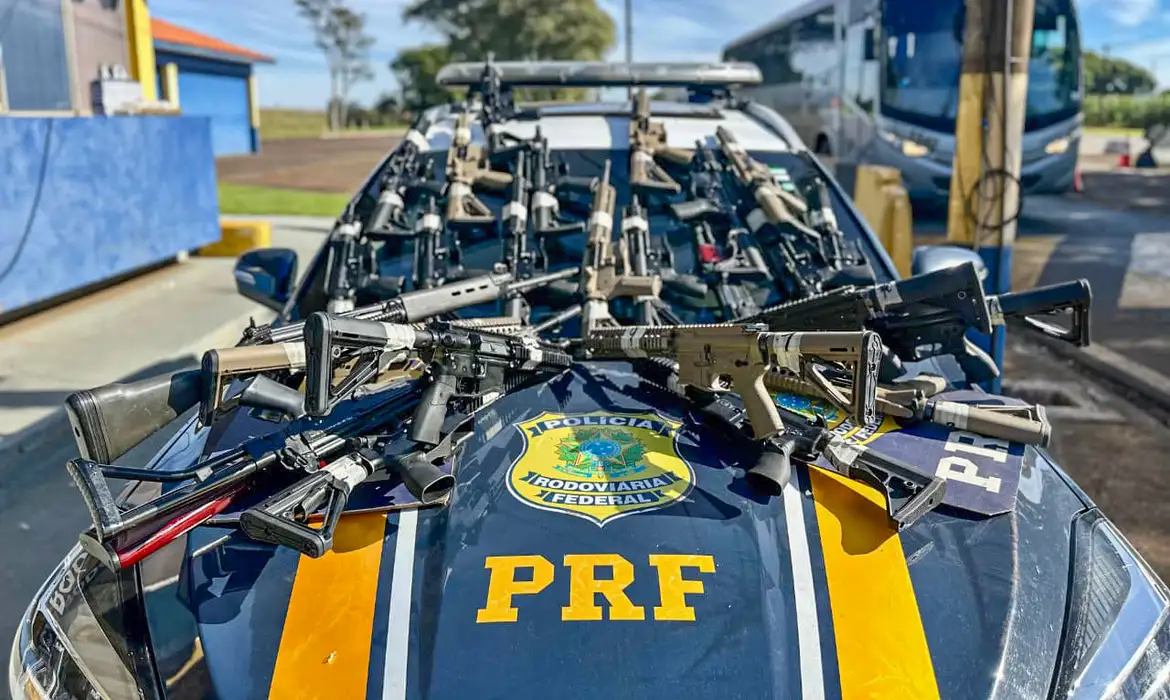 PRF apreende fuzis e desarticula arsenal internacional na rodovia do Paraná