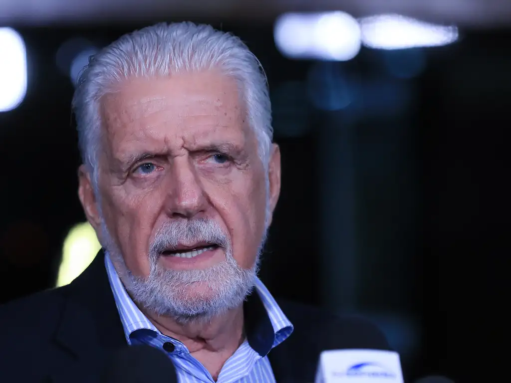 Senador afirma que presidente manifestou confiança e garante permanência na liderança do governo e na disputa eleitoral