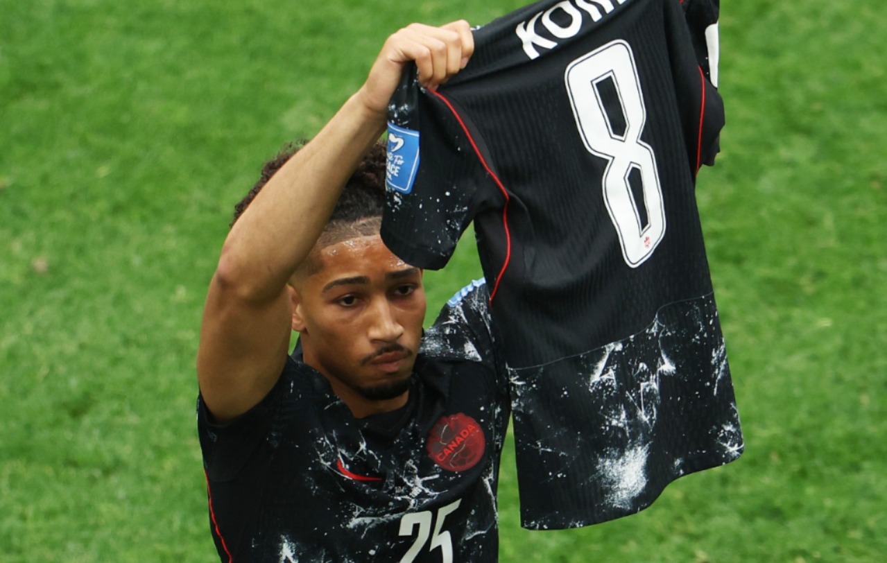 Koné foi homenageado após a lesão - 