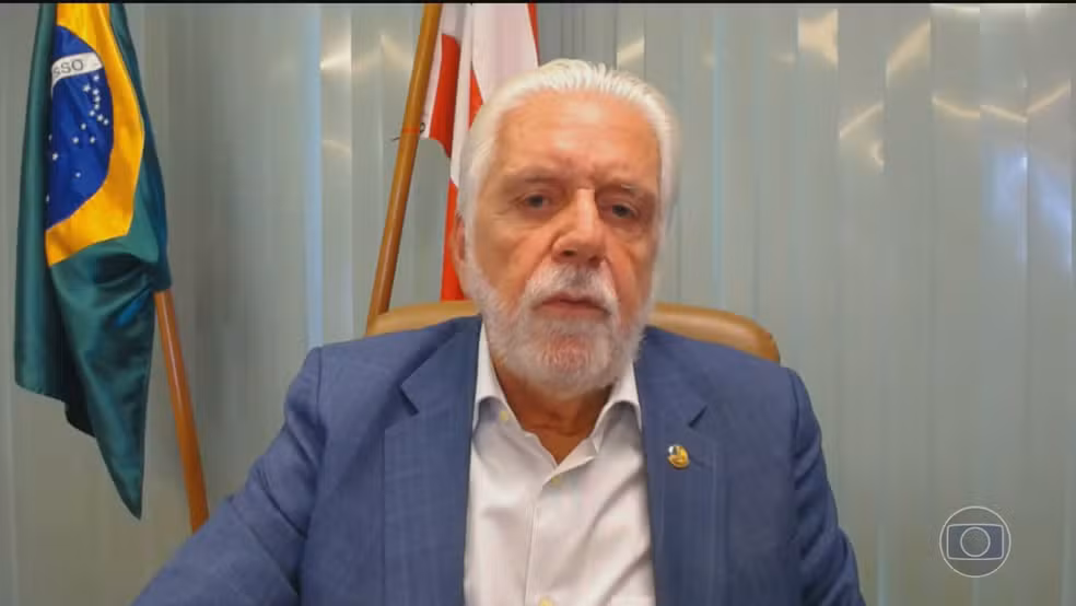 Líder do governo no Senado é pressionado a deixar o cargo após operação da PF e investigação sobre relação com ex-banqueiro.