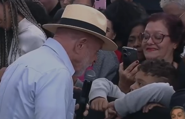 Presidente fez a brincadeira durante evento em Belo Horizonte ao conversar com uma criança sobre futebol e a participação das mulheres no esporte.